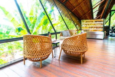 boş açık veranda masa ve sandalye yastıkları ile