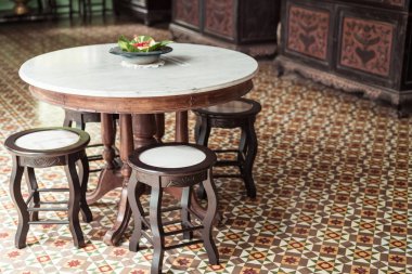 bir odada boş eski ve klasik masa ve sandalye dekorasyon