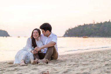 Mutlu çift balayı gidiş tropikal kum plajı üzerinde su içinde seyahat.