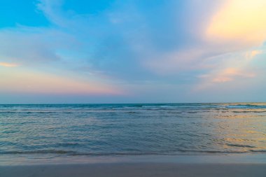 güzel alacakaranlık gökyüzü ile deniz plaj