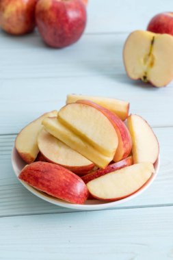 dilimlenmiş taze kırmızı elma kase