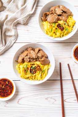 domuz eti ile Asya tavada kızartılmış erişte