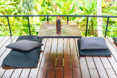 boş tablo ve minderler