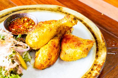 Kızarmış tavuk ve sebze salatası. 