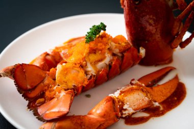 Istakoz kuyruğu biftek sosu ile