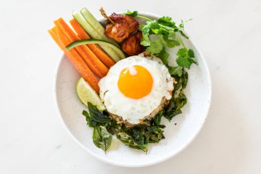 Baharatlı kızarmış pilav kızarmış yumurta ve sebze ile