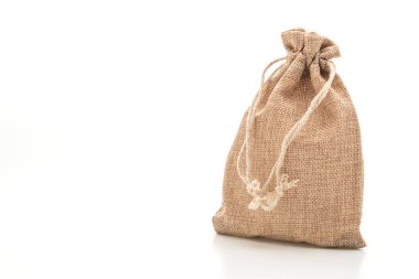 beyaz zemin üzerine çuval kumaş çanta