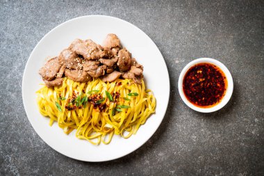 domuz eti ile Asya tavada kızartılmış erişte