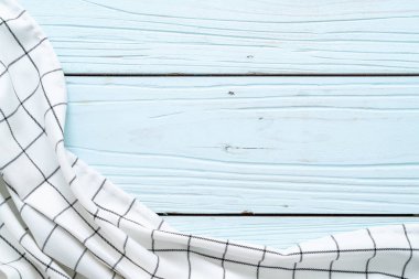 mutfak bezi (peçete) mavi ahşap zemin üzerine