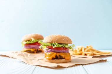 taze lezzetli biftek burger peynir ve patates kızartması