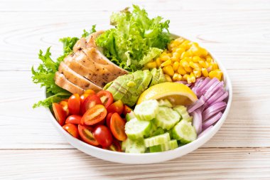 Tavuk göğsü ile sağlıklı salata kasesi 