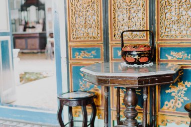 bir odada boş eski ve klasik masa ve sandalye dekorasyon