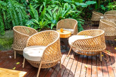 boş açık veranda masa ve sandalye yastıkları ile