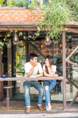 Asyalı mutlu bir çift. 