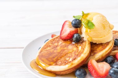 yaban mersini, çilek, bal ve vanilya buz-cr ile gözleme