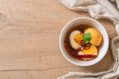 Haşlanmış yumurta demirhindi soslu kızarmış