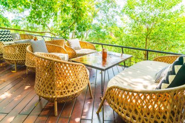 boş açık veranda masa ve sandalye yastıkları ile