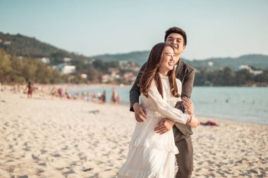 Mutlu çift balayı gidiş tropikal kum plajı üzerinde su içinde seyahat.