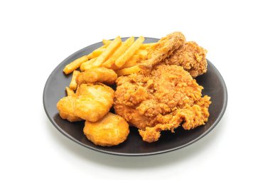 kızarmış tavuk patates kızartması ve nuggets yemek (abur cubur ve 