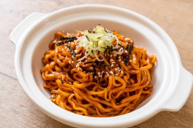 Kore sıcak ve baharatlı anlık noodle kimchi ile