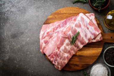Taze çiğ domuz kaburgası. 
