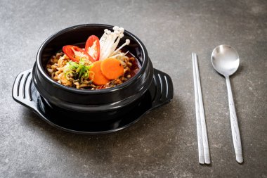 siyah kase Kore anlık erişte