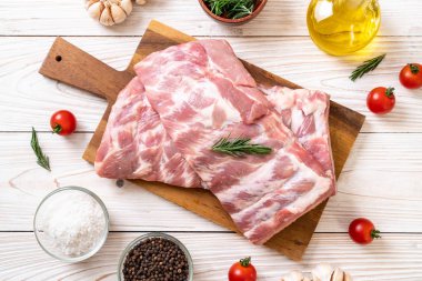 Taze çiğ domuz kaburgası. 