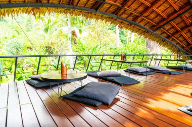 boş tablo ve minderler