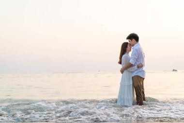 Mutlu çift balayı gidiş tropikal kum plajı üzerinde su içinde seyahat.