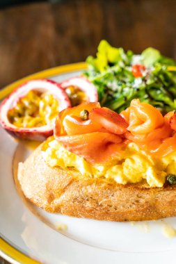 Kızarmış kek yumurta ile somon füme