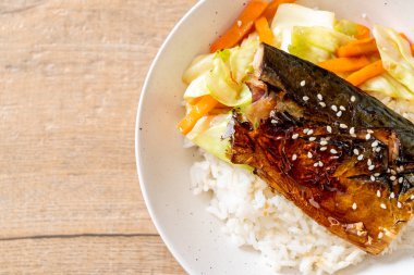 saba balık tepesinde ekmek kapısı üzerinde teriyaki soslu ızgara