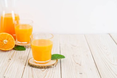 Ahşap arka plan üzerinde taze portakal suyu
