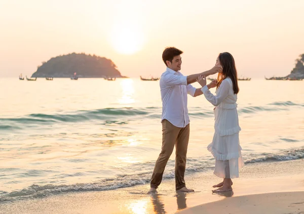 Joyeux couple voyageant en lune de miel sur une plage de sable tropical à su — Photo