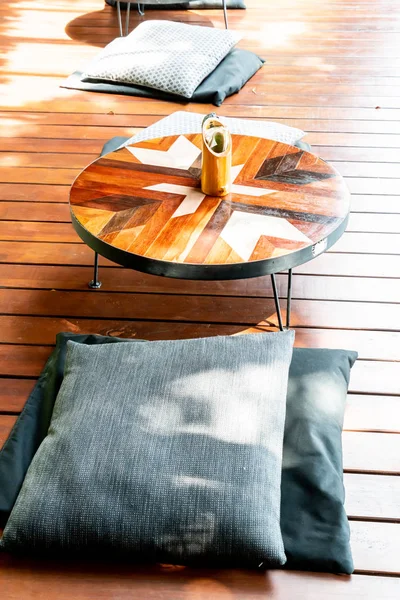 Порожній стіл і подушки — стокове фото