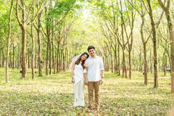 Gelukkige Aziatische paar verliefd op boom boog — Stockfoto