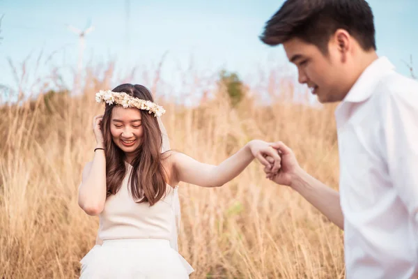 Heureux jeune couple asiatique en amour avoir un bon moment — Photo