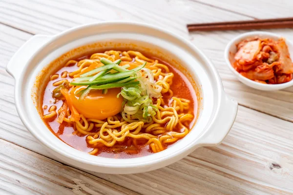 Koreanische scharfe Instant-Nudeln mit Ei, Gemüse und Kimchi — Stockfoto