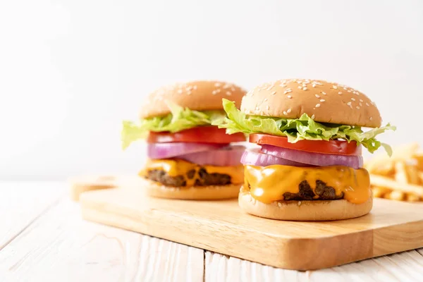 Hamburguesa de carne fresca sabrosa con queso y patatas fritas — Foto de Stock