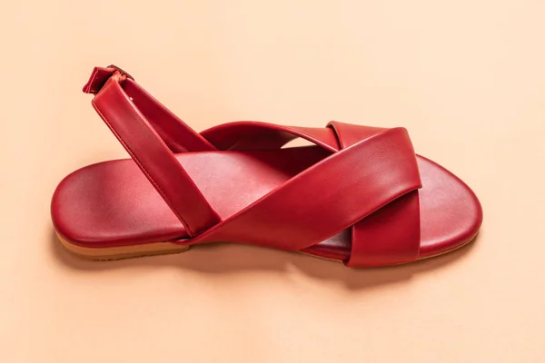 Мода женские и женские кожаные сандалии с рогаткой — стоковое фото