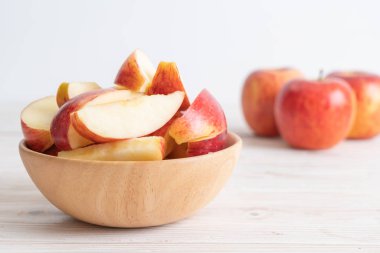 dilimlenmiş taze kırmızı elma kase
