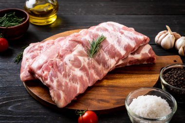 Taze çiğ domuz kaburgası. 