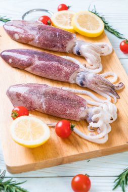 taze ahtapot veya mürekkep ahşap tahta üzerinde ham