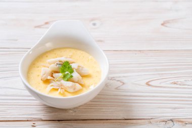 Yengeç ile haşlanmış yumurta