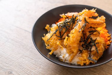 karides tempura pirinç kase karides yumurta ve deniz yosunu ile