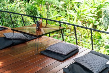 boş tablo ve minderler