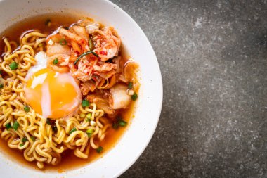 Kimchi ve yumurta ile Kore anlık erişte