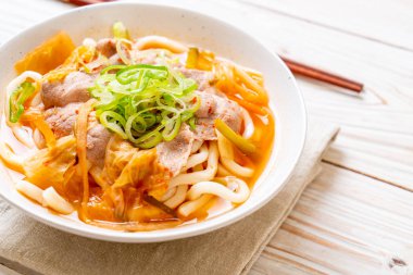 Udon ramen noodle ile domuz eti ve kimchi 