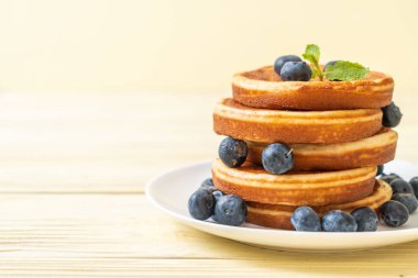 ile taze yaban mersini pancake