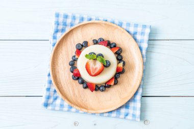 taze çilek ve yaban mersini ile yoğurt puding