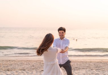 Mutlu çift balayı gidiş tropikal kum plajı üzerinde su içinde seyahat.